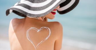 Opalanie się, korzystanie z solarium, sauna – ile czasu musi minąć od operacji powiększenia piersi?